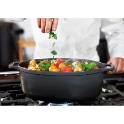Le Chasseur cocotte ovale avec couvercle noire 35 x 28 cm