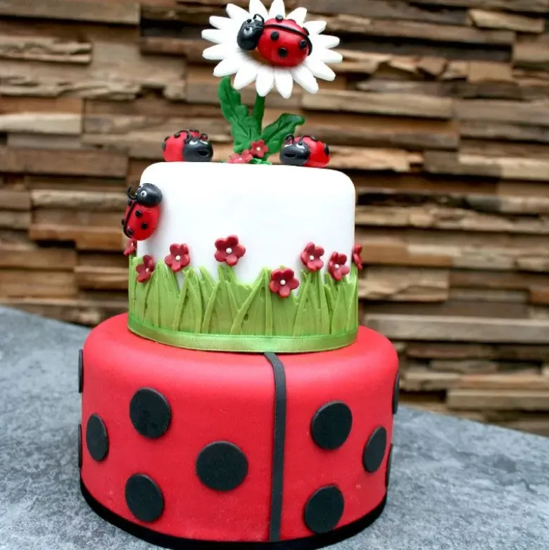 Pâte à sucre rouge étalée