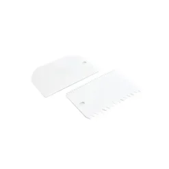 spatule et peigne à décor en plastique