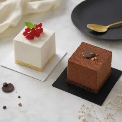 Supports cartonnés à gâteaux carrés blanc et noir (x20)