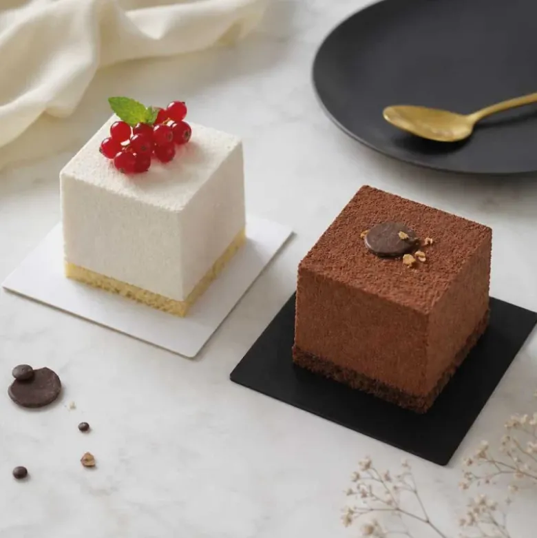 Supports cartonnés à gâteaux carrés blanc et noir (x20)